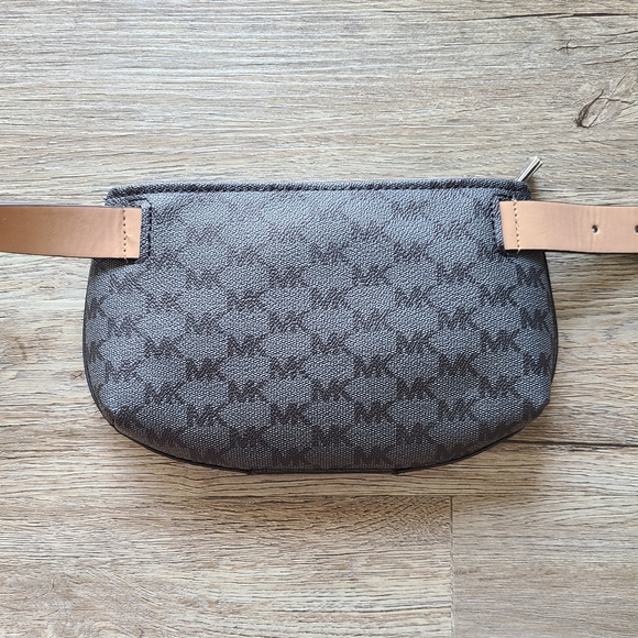 NWT Michael Kors Logo Black Belt Bag - Picture 3 of 7